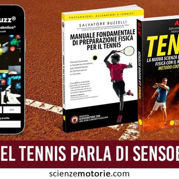 Immagine di un telefono su un campo da tennis con l'app "SensoBuzz" e il "Metodo Coordinabolico" visibile sullo schermo. Due libri di Salvatore Buzzelli e Marco Mazzì sono appoggiati accanto al telefono, mentre in basso appare la scritta "Il mondo del tennis parla di SensoBuzz" e il logo di Scienze Motorie.