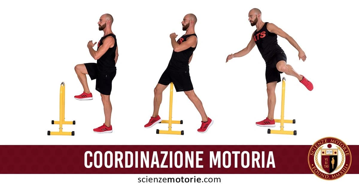 Uomo che esegue un esercizio di coordinazione motoria con ostacolo giallo, indossando maglietta nera con scritta rossa con logo ATS e scarpe rosse. L'immagine mostra tre posizioni dell'esercizio. Appare un testo 'Coordinazione Motoria' in basso assieme al logo di scienze motorie.com