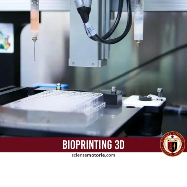 Macchina di bioprinting 3D con ugelli sopra una piastra a pozzetti, usata per ricerca medica; in basso la scritta "BIOPRINTING 3D" e il logo di ScienzeMotorie.com