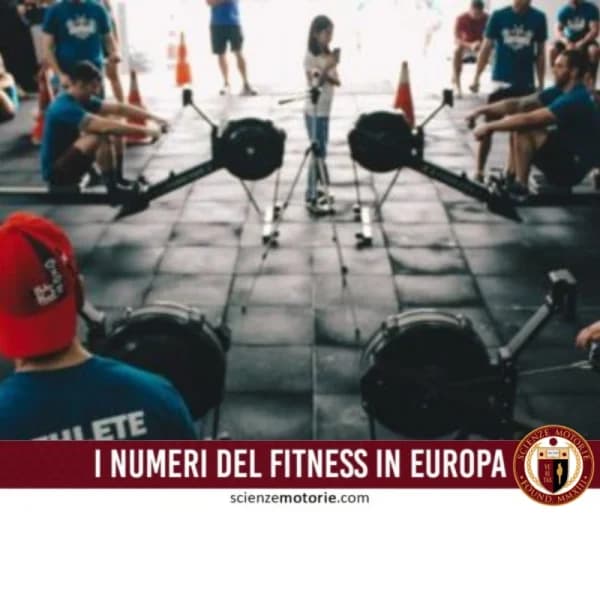 Immagine di un allenamento collettivo in palestra con persone su vogatori sincronizzati. Alcuni indossano magliette blu, altri osservano o supervisionano. In primo piano, una persona con cappello rosso. Sullo sfondo, un tipico centro fitness indoor. In basso, una fascia rossa con la scritta "I NUMERI DEL FITNESS IN EUROPA", e il logo di ScienzeMotorie.com