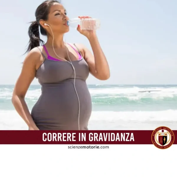 L'immagine mostra una donna incinta che cammina su una spiaggia mentre beve da una bottiglia d'acqua. Indossa abbigliamento sportivo e ha delle cuffie nelle orecchie. Sullo sfondo si vede il mare. In basso c'è il testo "CORRERE IN GRAVIDANZA" con il logo di Scienze Motorie