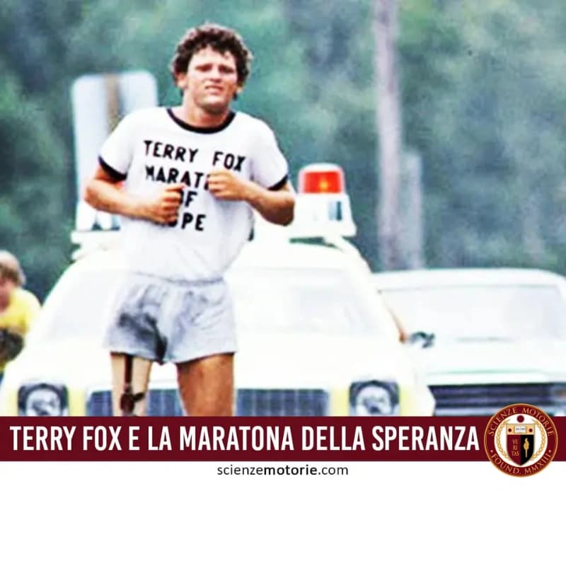 L’immagine mostra una persona che corre durante un evento all’aperto, con una maglietta recante la scritta "TERRY FOX MARATHON OF HOPE". Sullo sfondo si intravedono auto e in basso il testo "TERRY FOX E LA MARATONA DELLA SPERANZA" insieme al logo di Scienze Motorie