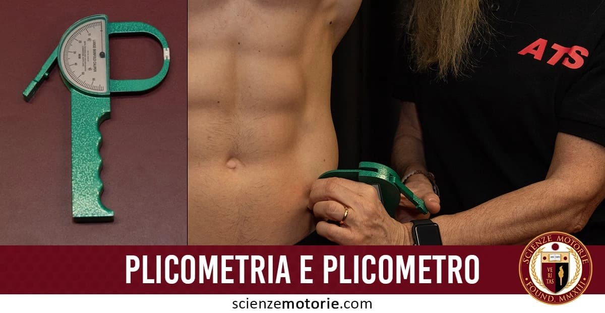 L’immagine è suddivisa in due parti: a sinistra, un plicometro verde, strumento comunemente utilizzato in ambito sportivo e nutrizionale per misurare lo spessore delle pliche cutanee, parametro utile nella valutazione della composizione corporea. A destra, viene mostrata l’applicazione pratica della plicometria, con una persona che utilizza il plicometro su un soggetto a torso nudo, evidenziando il contesto di valutazione antropometrica. In basso, compare il testo "PLICOMETRIA E PLICOMETRO" accompagnato dal logo di Scienze Motorie