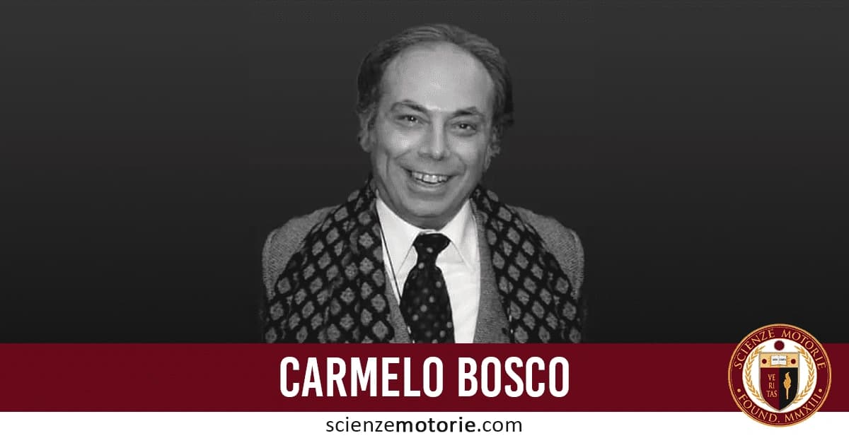 Carmelo Bosco sorridente con abito elegante e sciarpa a motivi geometrici, con il logo "SCIENZE MOTORIE"