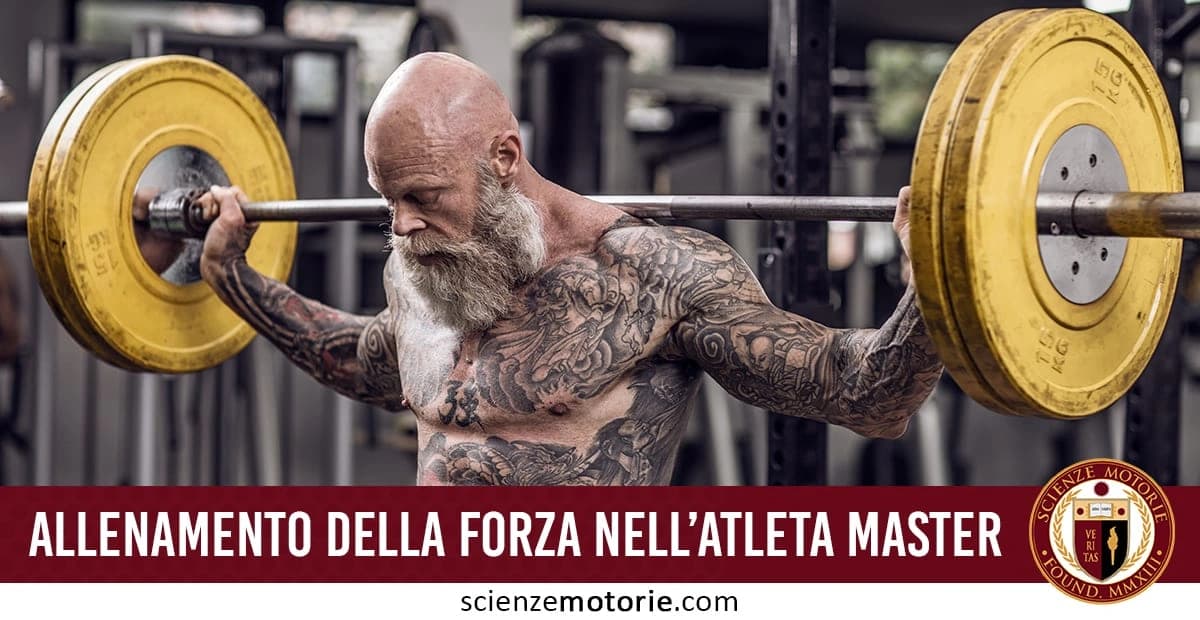 L'immagine raffigura un uomo adulto, visibilmente muscoloso e tatuato, impegnato in un esercizio di sollevamento pesi con un bilanciere caricato con grandi piastre gialle. L’atleta presenta una barba folta e un’espressione concentrata, a testimonianza dell’intensità dell’esercizio. In basso si legge la scritta: "ALLENAMENTO DELLA FORZA NELL'ATLETA MASTER", accompagnata dal logo di scienzemotorie.com