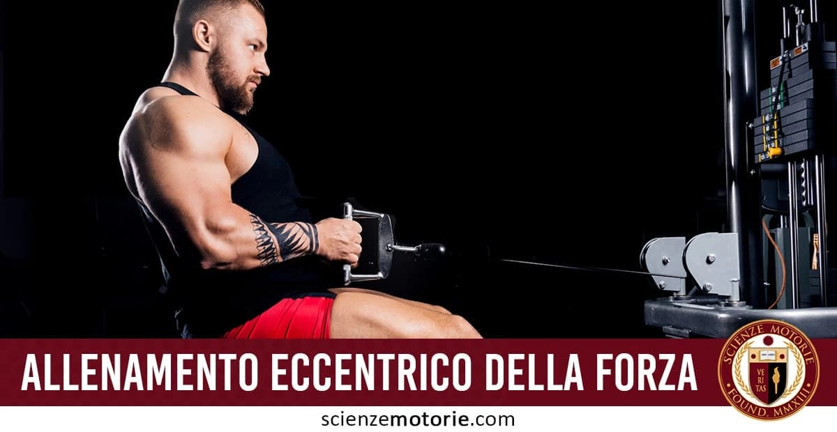 Uomo muscoloso che si allena con macchina da palestra, testo "Allenamento eccentrico della forza" e logo "Scienze Motorie".