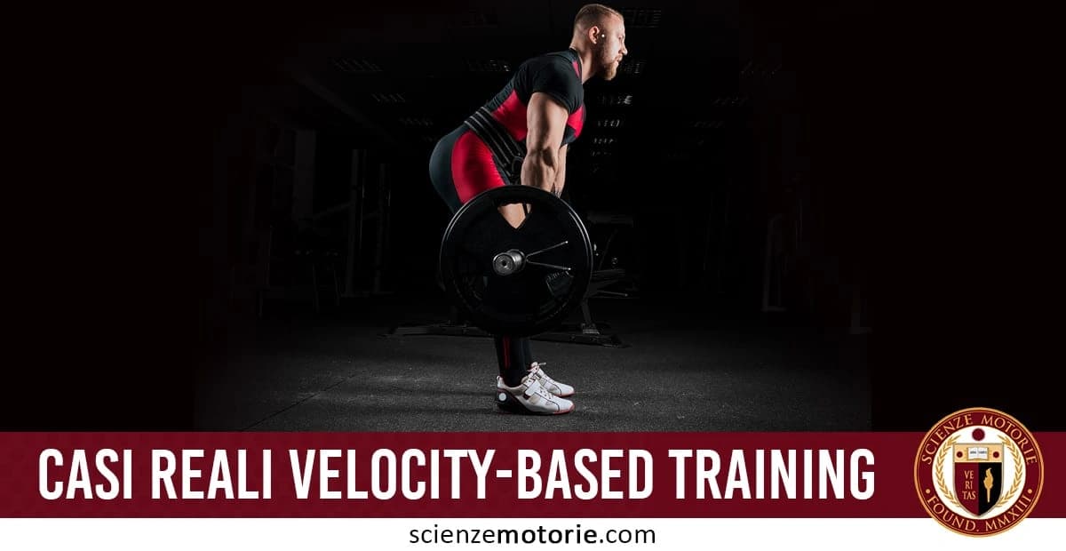 L'immagine ritrae un atleta mentre esegue un sollevamento pesi sotto luce direzionale, rappresentando un caso reale di Velocity-Based Training (VBT). Il testo “CASI REALI VELOCITY-BASED TRAINING” e il logo “Scienze Motorie” sono visibili nella parte inferiore