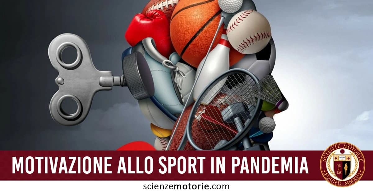 Testa umana composta da articoli sportivi con una chiave a molla laterale, simbolo della motivazione nello sport durante la pandemia. nella parte in bassa si può leggere la scritta "Motivazione allo sport durante la pandemia" accompagnata sulla destra dal logo di ScienzeMotorie.com