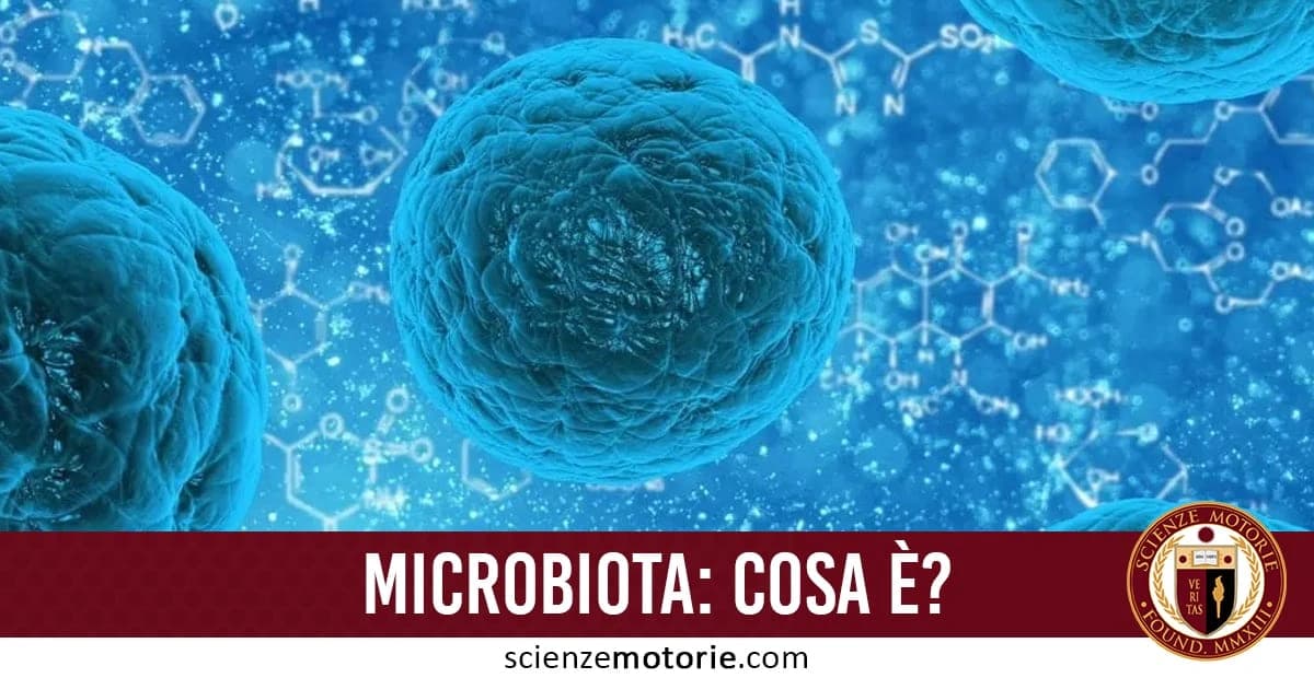 Rappresentazione ingrandita di microorganismi blu su sfondo di formule chimiche, con il testo "MICROBIOTA: COSA È?" e il logo di Scienze Motorie