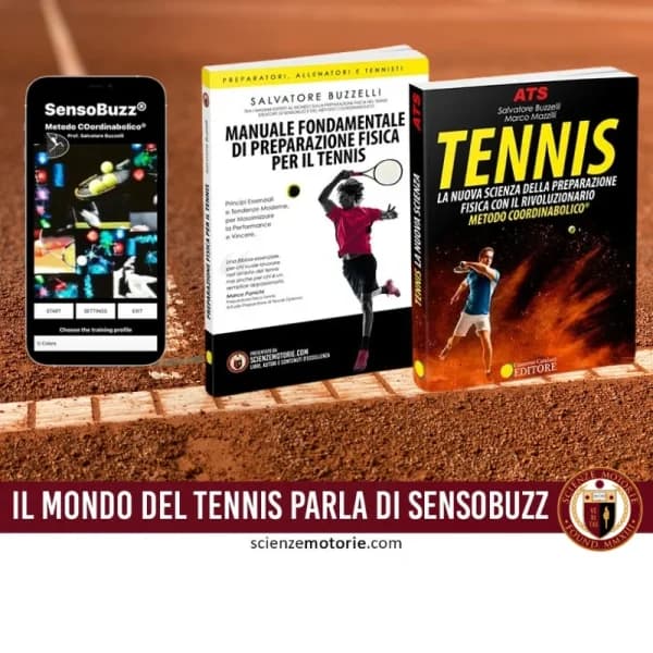 Immagine di un telefono su un campo da tennis con l'app "SensoBuzz" e il "Metodo Coordinabolico" visibile sullo schermo. Due libri di Salvatore Buzzelli e Marco Mazzì sono appoggiati accanto al telefono, mentre in basso appare la scritta "Il mondo del tennis parla di SensoBuzz" e il logo di Scienze Motorie.