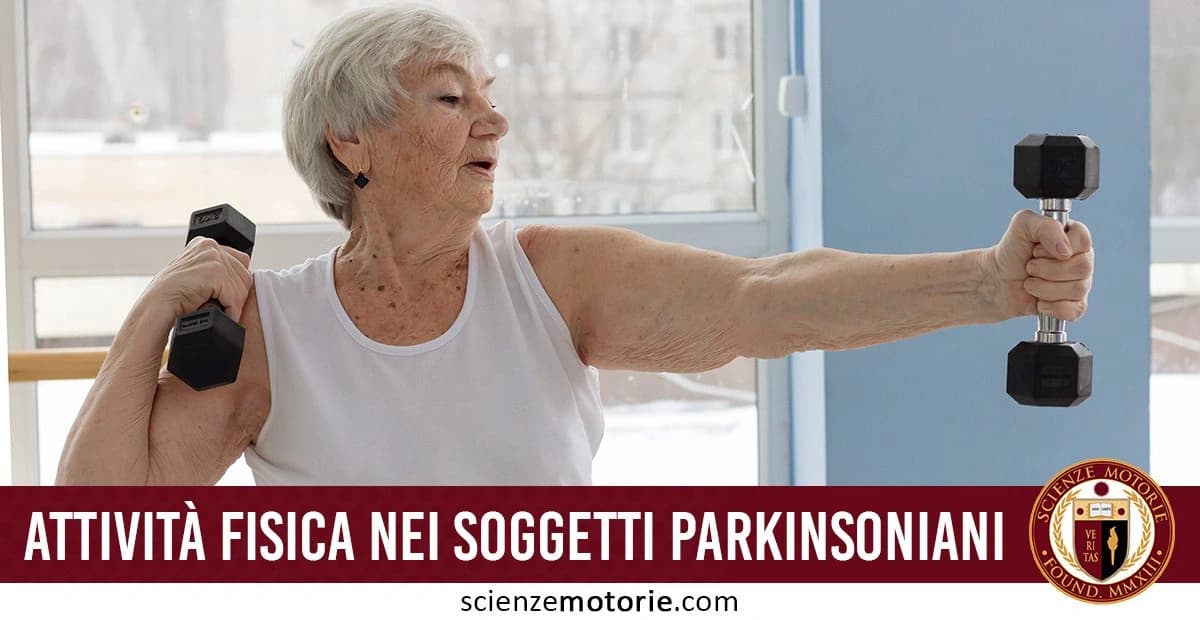Donna anziana che esegue esercizi con pesi per l'attività fisica nei soggetti affetti da morbo di Parkinson, con luce naturale che entra dalla finestra. nella parte bassa dell'immagine si nota il logo di ScienzeMotorie.com