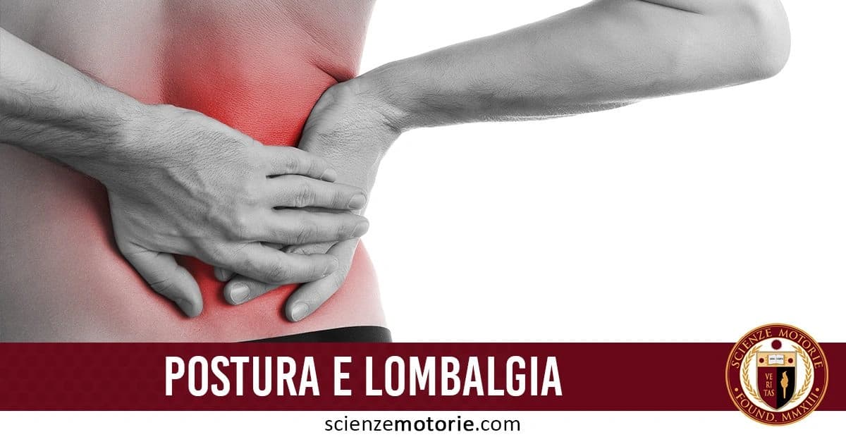 Una persona tiene le mani sulla parte bassa della schiena, con un'area evidenziata in rosso, indicando dolore o tensione lombare. Il testo "POSTURA E LOMBALGIA" appare sopra l'immagine, focalizzandosi su problemi di postura e dolore nella zona lombare. In basso c'è il logo di Scienze Motorie.