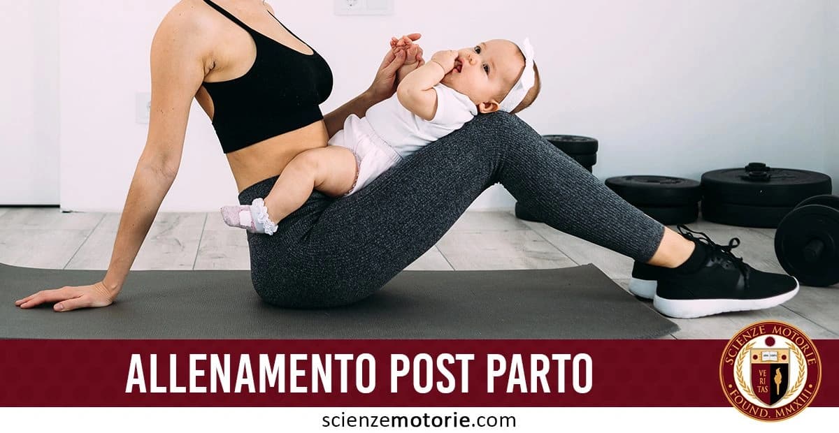 Donna che fa esercizi su tappetino da yoga con un neonato in grembo, indossando top nero e pantaloni sportivi. Sullo sfondo pesi e testo "ALLENAMENTO POST PARTO" con logo del sito web ScienzeMotorie.com
