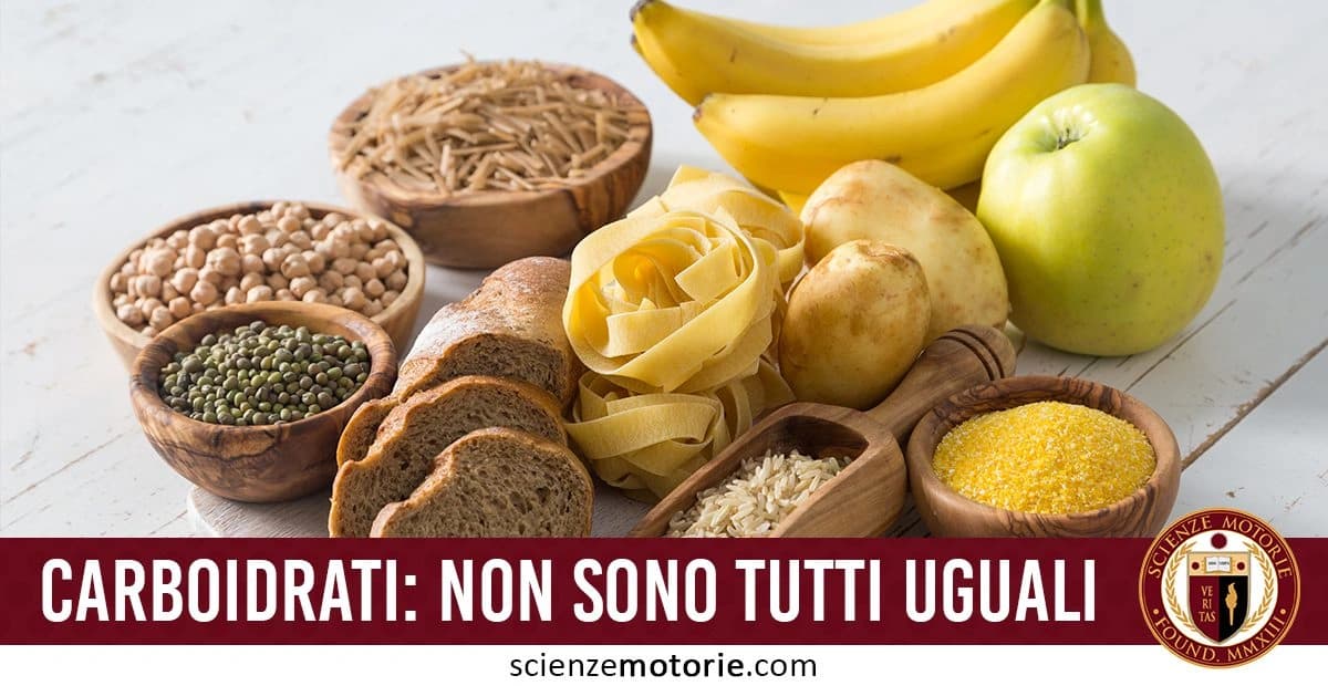 Varietà di alimenti ricchi di carboidrati tra cui frutta, pasta, pane, riso, legumi e farine, con il testo "CARBOIDRATI: NON SONO TUTTI UGUALI" in basso e logo Scienze Motorie.