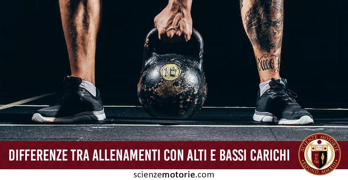 Persona che solleva un kettlebell con una mano, indossando scarpe nere e calzini bianchi. Sulla gamba destra è visibile un tatuaggio. In basso, una barra rossa riporta il testo "Differenze tra allenamenti con alti e bassi carichi" e il logo di Scienze Motorie