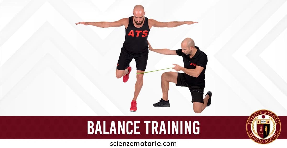 L'immagine mostra due persone che praticano un esercizio di allenamento per l'equilibrio. Una persona è in piedi su una gamba con le braccia tese lateralmente, mentre l'altra è accovacciata accanto, tenendo un nastro elastico per supportare l'esercizio. Entrambi indossano abbigliamento sportivo nero con il logo di Istituto ATS. In basso, c'è il testo "BALANCE TRAINING" accompagnato dal logo di Scienze Monotorie