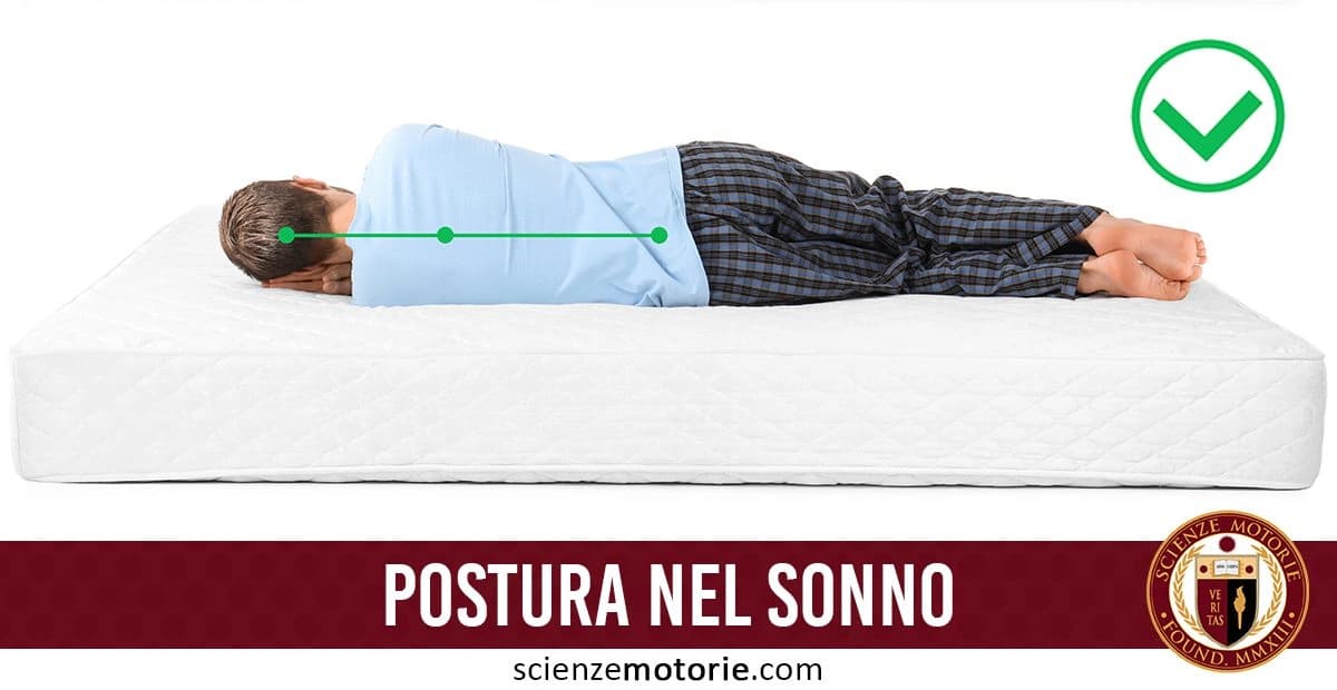 Persona distesa su un materasso su un fianco, indossando un pigiama a quadri e maglietta azzurra. Una linea verde attraversa la schiena per evidenziare il corretto allineamento della colonna vertebrale. Un segno di spunta verde indica che la posizione è corretta. l'immagine è accompagnata dalla scritta "Postura nel sonno" e dal logo di ScienzeMotorie.com