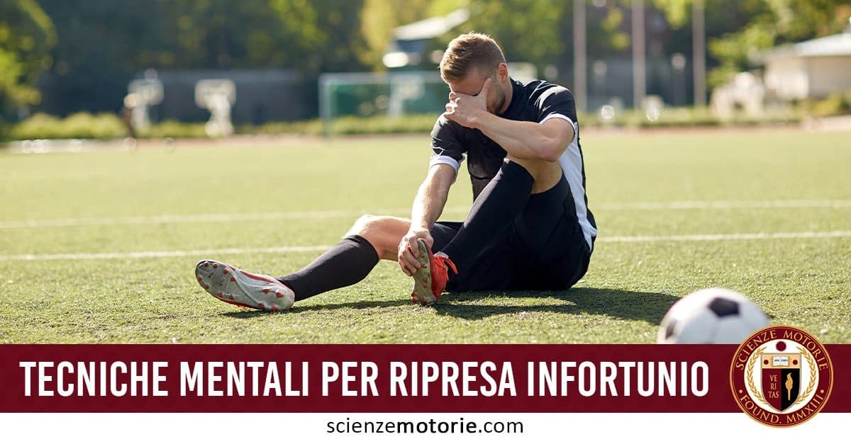 Calciatore seduto su un campo da calcio con espressione di dolore, tenendo una mano sul volto dopo un infortunio. In primo piano un pallone da calcio. Testo "TECNICHE MENTALI PER RIPRESA INFORTUNIO" e logo di ScienzeMotorie.com