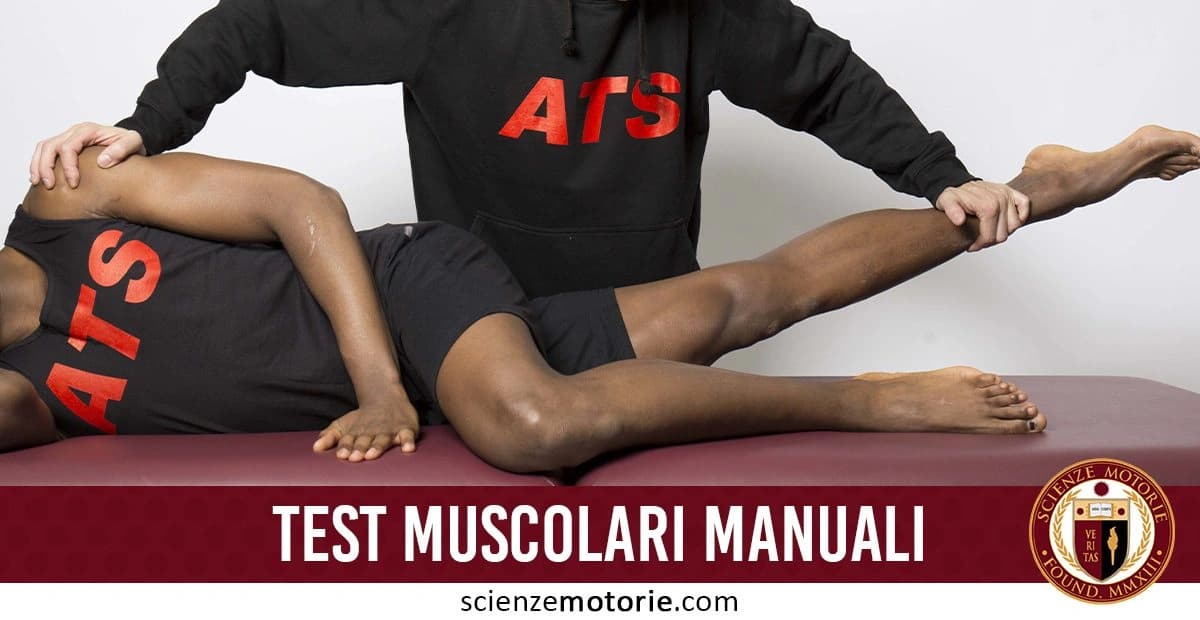 Due persone su un lettino eseguono un test muscolare manuale. Un individuo è sdraiato su un fianco, mentre l'altro solleva la sua gamba per la valutazione. Entrambi indossano una felpa e una maglietta con il logo dell'Istituto ATS. In basso, la scritta "TEST MUSCOLARI MANUALI" accompagnata dal logo Scienze Motorie.com.