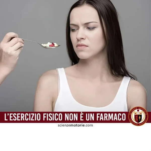 L’immagine mostra una donna con espressione infastidita o scettica che osserva un cucchiaio pieno di pillole, richiamando un messaggio forte e diretto: “L’esercizio fisico non è un farmaco”. In basso è visibile il logo di Scienze Motorie
