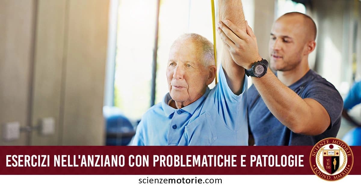 Uomo anziano che fa esercizi fisici sotto la supervisione di un allenatore, sollevando un braccio sopra la testa. Il testo in basso recita "Esercizi nell'anziano con problematiche e patologie" con il logo di Scienze Motorie.com