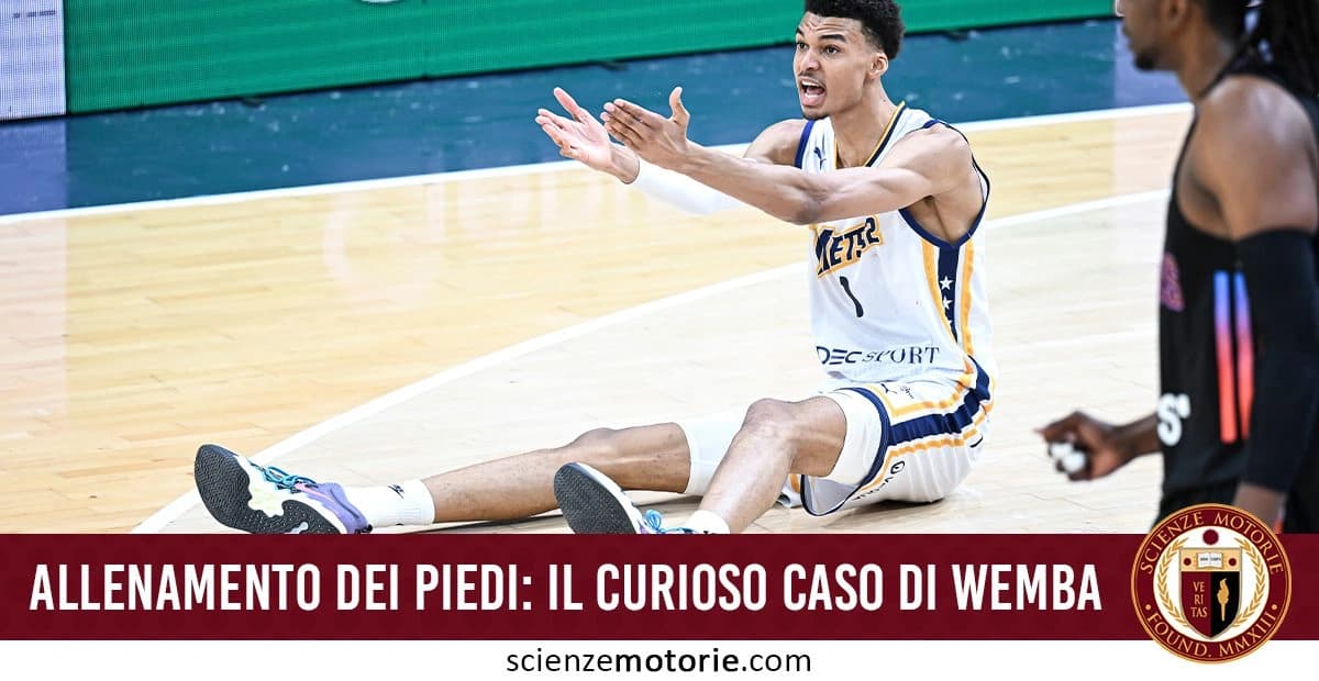 Il Giocatore di basket Victor Wembanyama seduto sul campo durante una partita, indossando una divisa bianca con dettagli blu e gialli. Testo 'Allenamento dei piedi: il curioso caso di Wemba' con il logo 'Scienze Motorie.com