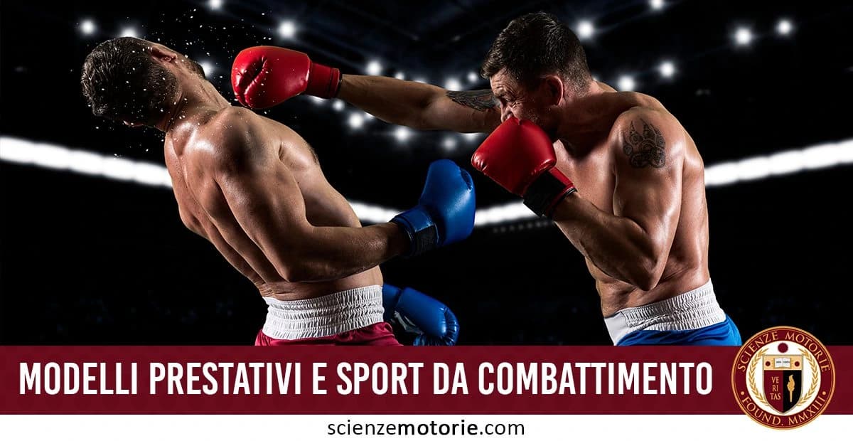 Due pugili si affrontano su un ring mentre uno sferra un colpo all'altro. Uno indossa guantoni rossi, l'altro guantoni blu. In basso, il testo 'Modelli prestativi e sport da combattimento' con il logo di Scienze Motorie.com