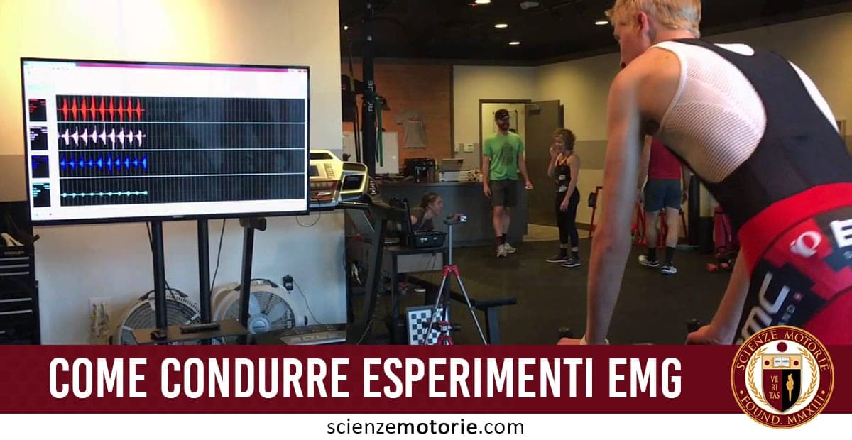 Persona su bici da allenamento indoor durante esperimento EMG, con schermo che mostra dati sull’attività muscolare e scritta “Come condurre esperimenti EMG” – ScienzeMotorie.com