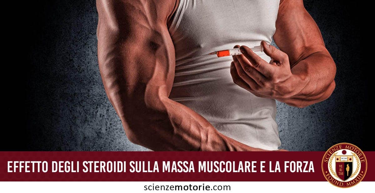 Uomo con muscoli definiti che si inietta una sostanza nel braccio con una siringa; testo "EFFETTO DEGLI STEROIDI SULLA MASSA MUSCOLARE E LA FORZA" e logo Scienze Motorie.