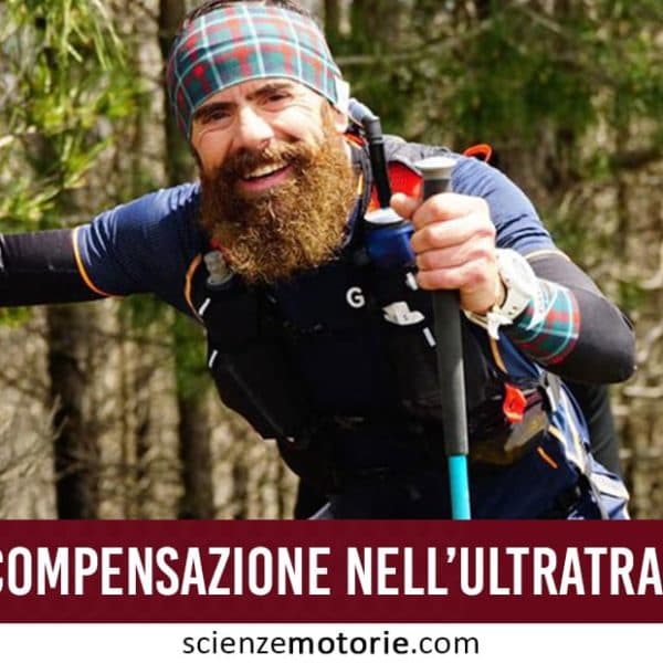 Ultratrailer in ambiente naturale, pronto all’allenamento con bastoncini da trekking. In evidenza il messaggio “ESERCIZI DI COMPENSAZIONE NELL'ULTRATRAILER” e il logo di scienzemotorie.com.