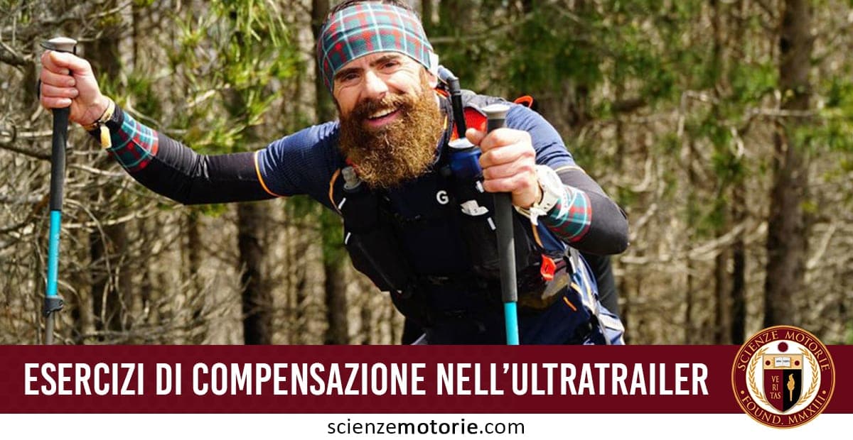 Ultratrailer in ambiente naturale, pronto all’allenamento con bastoncini da trekking. In evidenza il messaggio “ESERCIZI DI COMPENSAZIONE NELL'ULTRATRAILER” e il logo di scienzemotorie.com.