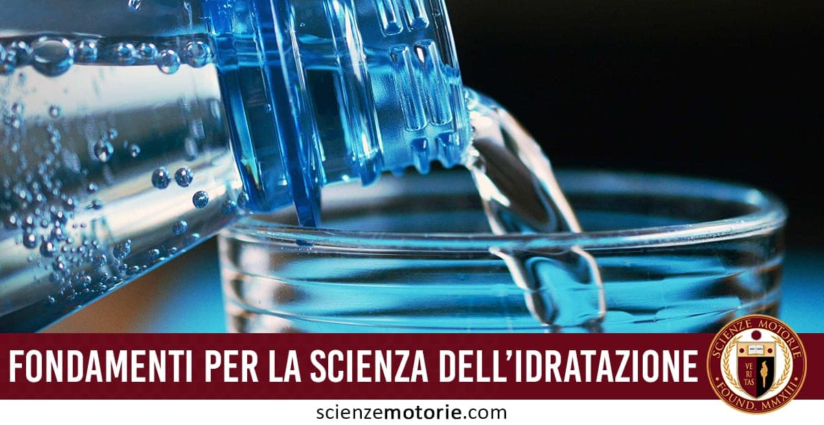 Acqua versata da una bottiglia in un bicchiere, con barra rossa in basso contenente il testo "Fondamenti per la scienza dell’idratazione" e il logo Scienze Motorie.