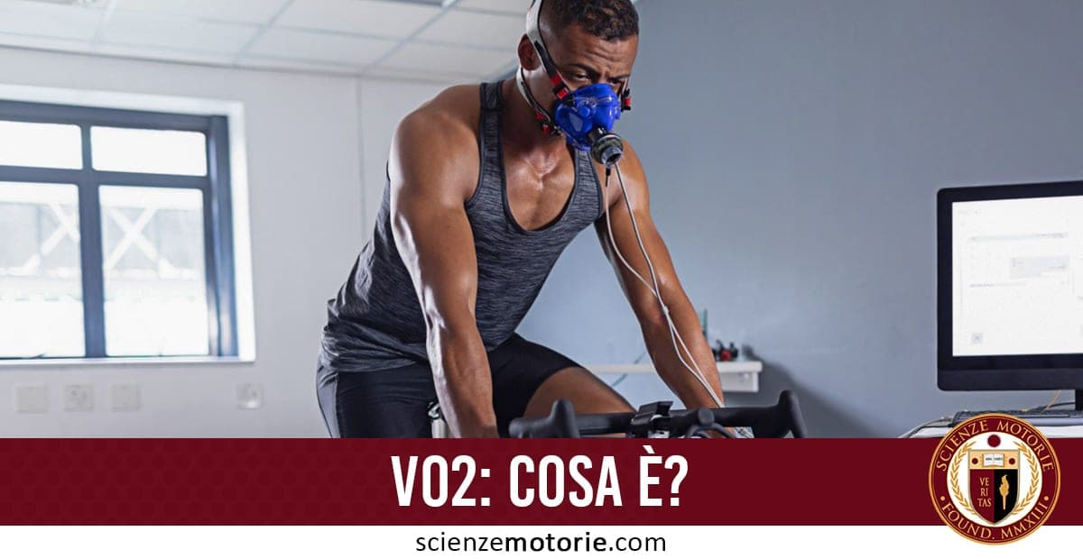Persona che pedala su bici stazionaria indossando una maschera collegata a tubi per test VO2, con monitor dati sullo sfondo e scritta “VO2: COSA È?” e logo Scienze Motorie.