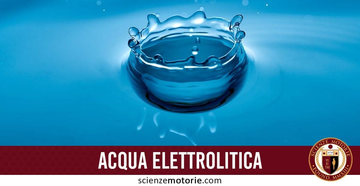 Goccia d’acqua che crea uno spruzzo circolare su superficie azzurra con scritta “ACQUA ELETTROLITICA” e logo Scienze Motorie.