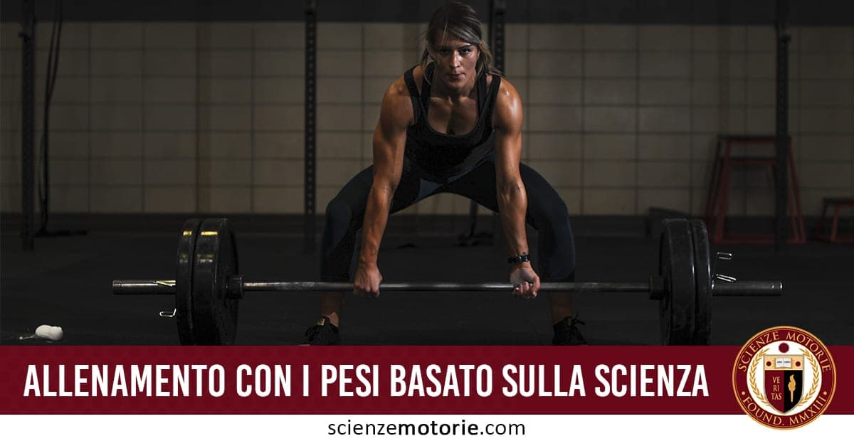Persona che esegue un sollevamento con bilanciere in palestra, con il testo "Allenamento con i pesi basato sulla scienza" e logo ScienzeMotorie.com