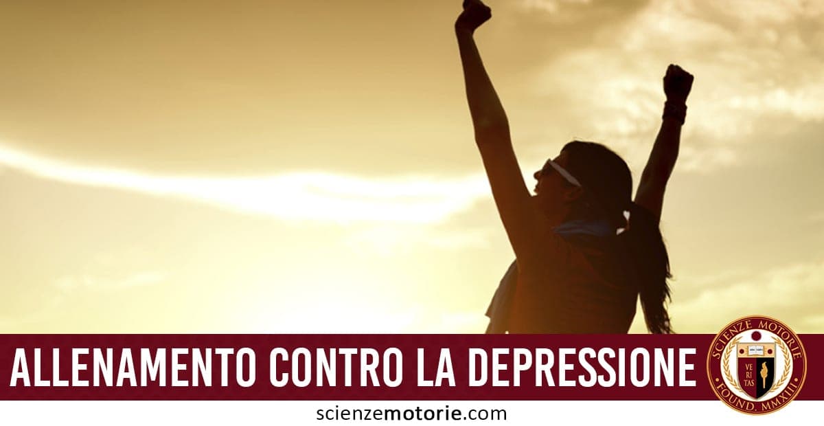 Silhouette di una persona con le braccia alzate verso il cielo al tramonto, con testo “ALLENAMENTO CONTRO LA DEPRESSIONE” e logo di scienzemotorie.com.