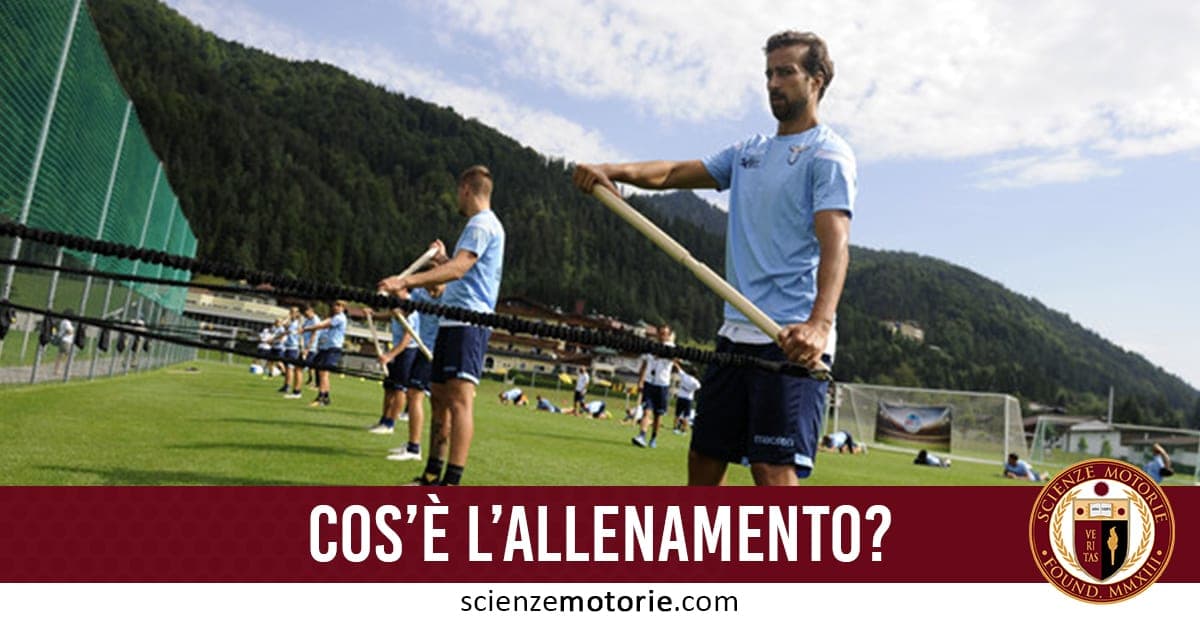 Persone in uniforme sportiva si allenano con bastoni su un campo d’erba, con montagne e cielo parzialmente nuvoloso sullo sfondo; testo “Cos’è l’allenamento?”.