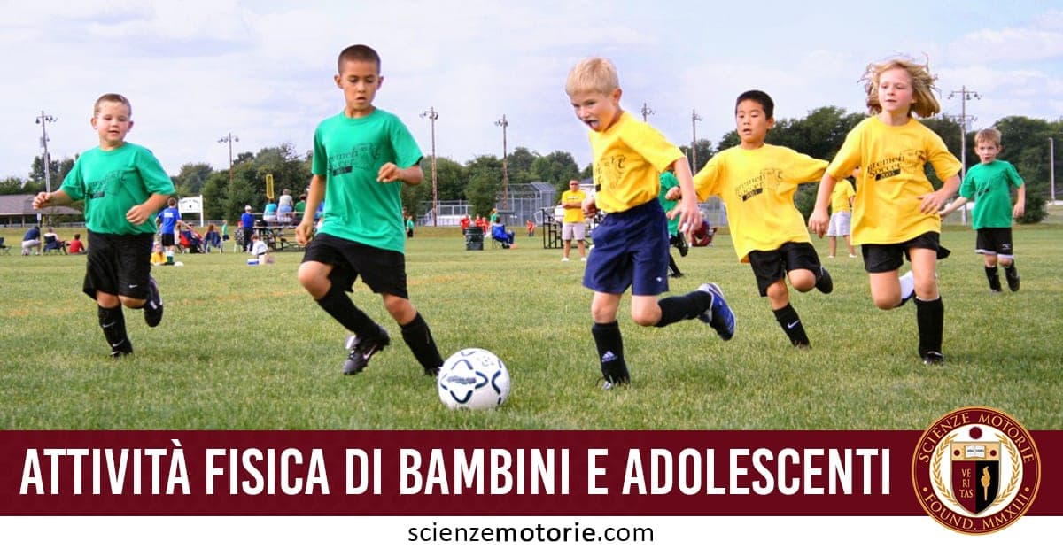 L’immagine mostra bambini che giocano a calcio su un campo erboso, con divise verdi e gialle, concentrati sul pallone. Sullo sfondo ci sono adulti e altri bambini vicino agli alberi. In basso, una banda rossa con la scritta “ATTIVITÀ FISICA DI BAMBINI E ADOLESCENTI”, il logo di scienzemotorie.com