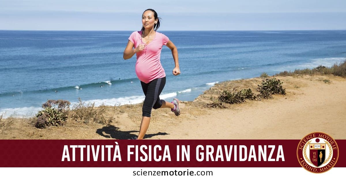Donna incinta che corre lungo un sentiero costiero vicino al mare, indossa maglietta rosa e pantaloni sportivi neri. Sullo sfondo l'oceano.