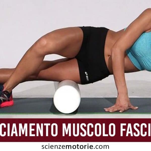 Donna sdraiata su un fianco che esegue autoliberazione muscolo-fasciale con rullo di schiuma bianco su tappetino grigio, logo Scienze Motorie.