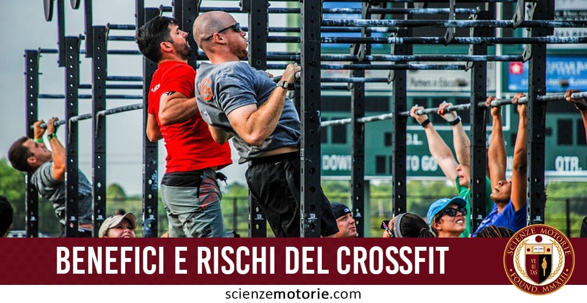Gruppo di persone che si allena facendo trazioni su barre all'aperto, con testo "Benefici e rischi del CrossFit" e logo ScienzeMotorie.com