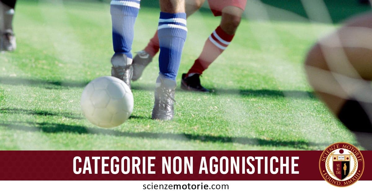 Due giocatori di calcio in azione su campo, uno calcia un pallone bianco, calze sportive blu e rosse, con scritta “Categorie non agonistiche” e logo Scienze Motorie.