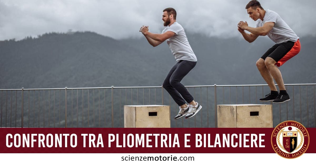Nell'immagine ci sono due uomini che fanno esercizi di salto su delle scatole di legno, che è un esercizio pliometrico. Entrambi indossano magliette grigie e pantaloncini sportivi. Sullo sfondo si vedono delle montagne e il cielo nuvoloso. In basso c'è una fascia con il testo "CONFRONTO TRA PLIOMETRIA E BILANCIERE" e il logo di Scienze Motorie