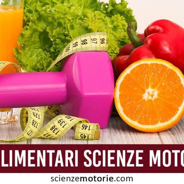 Composizione di un manubrio rosa con un metro da sarta, verdure fresche e frutta, insieme a un bicchiere di succo d’arancia, che rappresentano uno stile di vita sano.