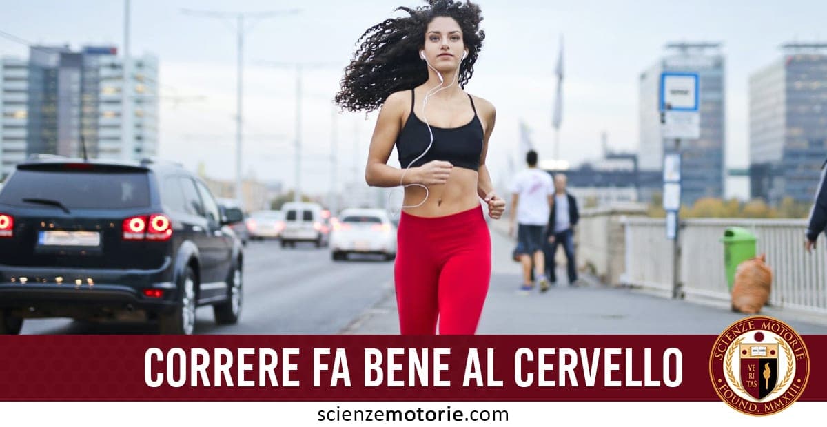 L'immagine mostra una donna che corre su una strada cittadina, con abbigliamento sportivo composto da un top nero e pantaloni rossi. In basso, un testo evidenzia i benefici della corsa sul cervello, sottolineando come l'attività fisica, come correre, possa contribuire al miglioramento del benessere mentale. Il logo di "Scienze Motorie" è presente in basso a destra