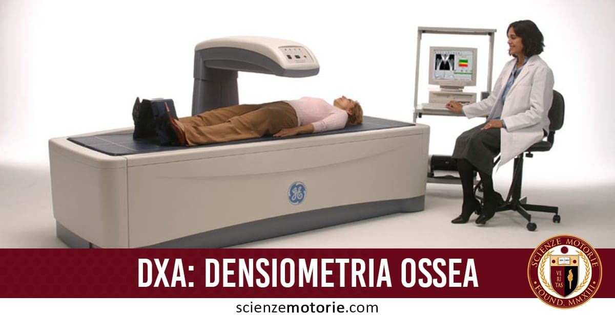 Esame DXA per la densitometria ossea con paziente disteso, operatrice in camice bianco al monitor, scritta “DXA: DENSIOMETRIA OSSEA” e logo di scienzemotorie.com.