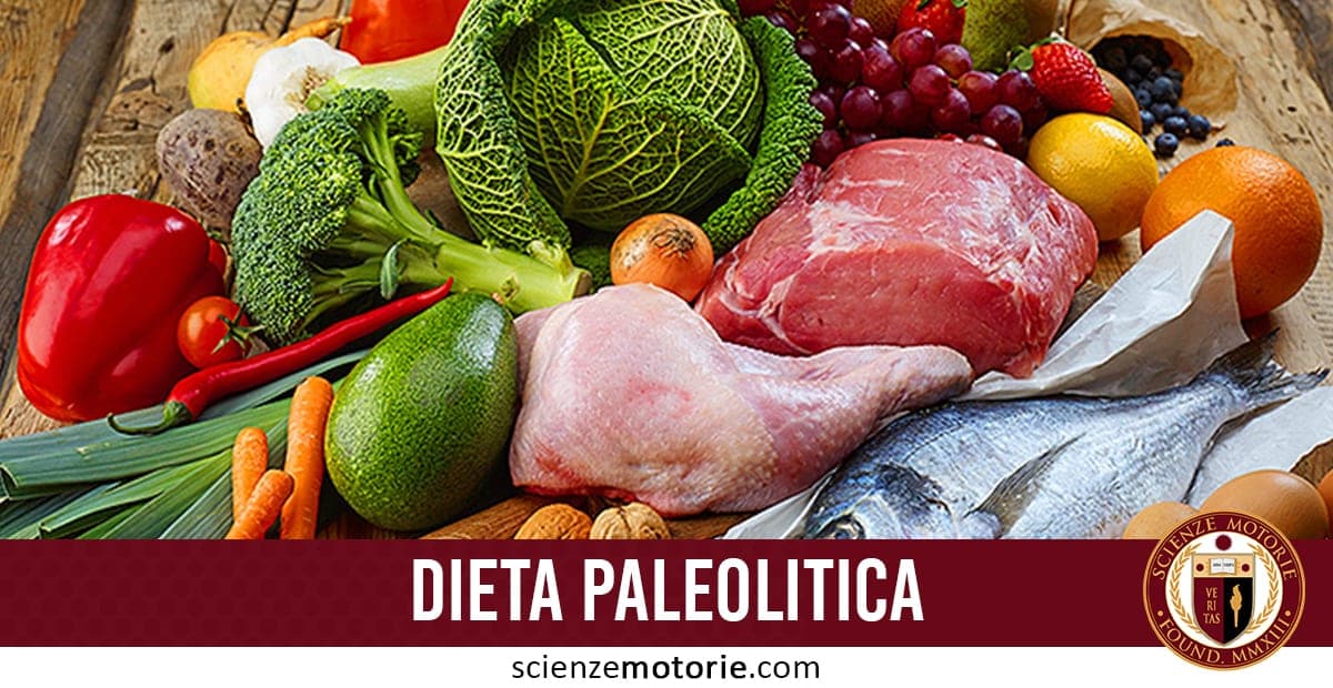 Alimenti freschi su superficie in legno, tra cui verdure, frutta, carne, pesce e avocado, con testo "DIETA PALEOLITICA" e logo ScienzeMotorie.com.