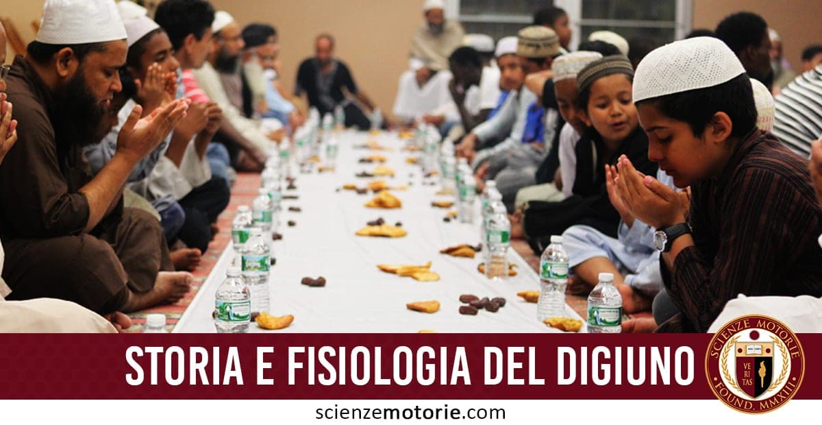 Persone sedute ai lati di un tappeto con acqua e cibo, alcune in preghiera; scritta “Storia e Fisiologia del Digiuno” e logo scienzemotorie.com in basso a destra.