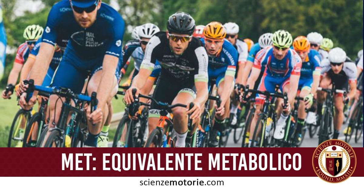 Gruppo di ciclisti in gara con abiti sportivi colorati e caschi, paesaggio verde sullo sfondo, con scritta “MET: Equivalente Metabolico” e logo Scienze Motorie.