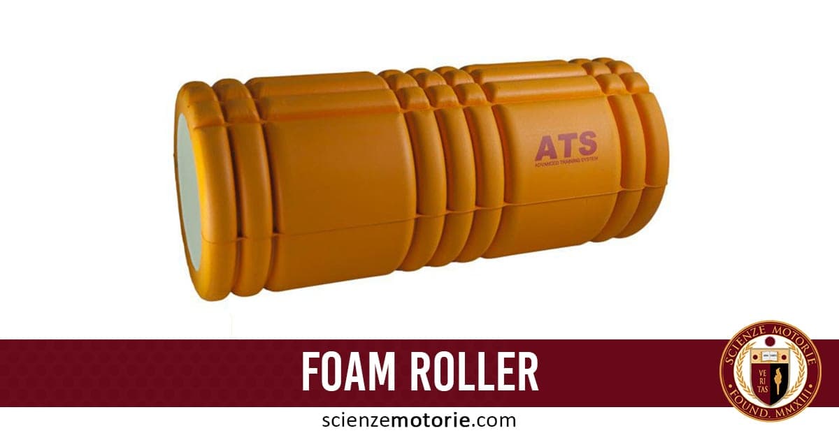 Foam roller arancione con superficie segmentata per massaggio muscolare, logo ATS, barra con testo "FOAM ROLLER" e logo Scienze Motorie.